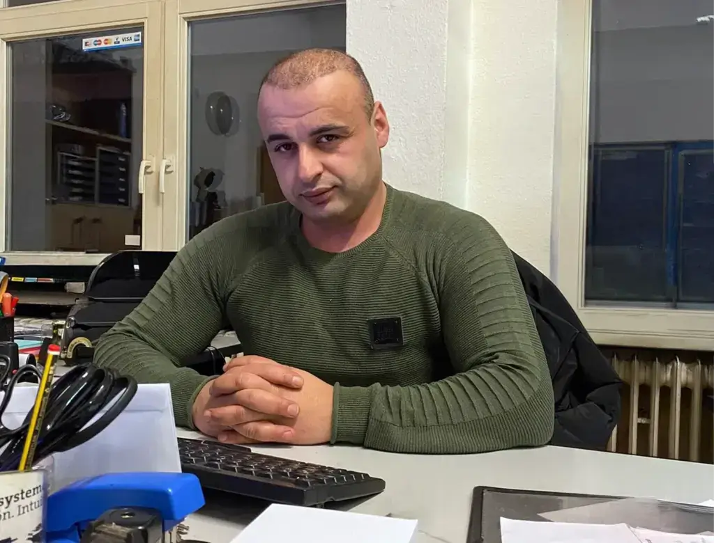 Über Uns - KFZ-Sachverständiger Deniz Eisen im Büro bei der Erstellung von Unfallgutachten und Schadengutachten für Fahrzeuge in Hamburg