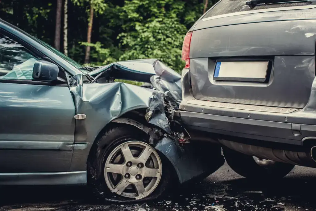 Auffahrunfall zwischen zwei Fahrzeugen mit erheblichen Front- und Heckschäden zur Erstellung eines Unfallgutachtens nach einem Verkehrsunfall